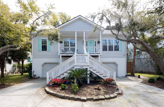 Modern Boho style Folly beach house -3 blocks from the beach!