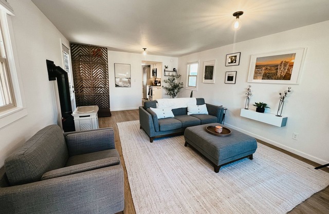 Modern Bungalow - Pet Friendly - Close to downtown