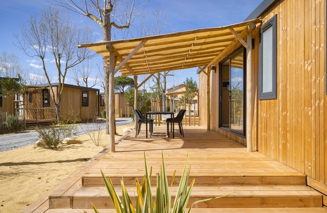 Modern chalet with air conditioning, in a holiday park, at 1.5 km from the beach