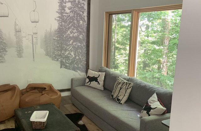 Modern Chalet with hot tub is Cyclist or hikers dream location on Bruce Trail