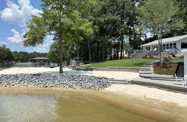 Modern, Chic and Cozy Cottage with private beach, boat dock on Lake Wylie!