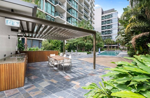 Modern City View Apt Parking Pool Wifi for Busniess & Leisure