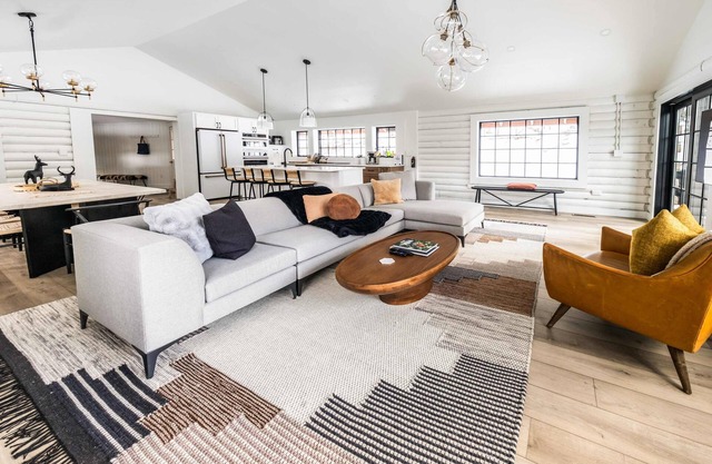 Modern Comfort Timeless Charm - Log Cabin Retreat