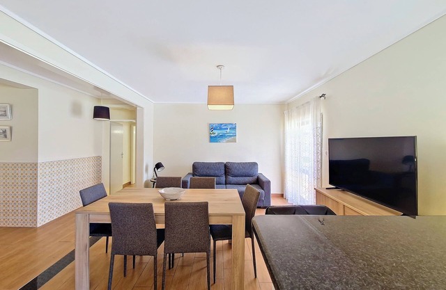 Modern & comfy: Beach 4min walk , Balcony , 3 bedrooms, sleeps 8