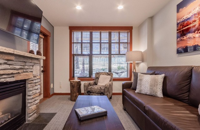 Modern Condo in Heart of Village, 1st floor, Steps to Gondola & all Amenities