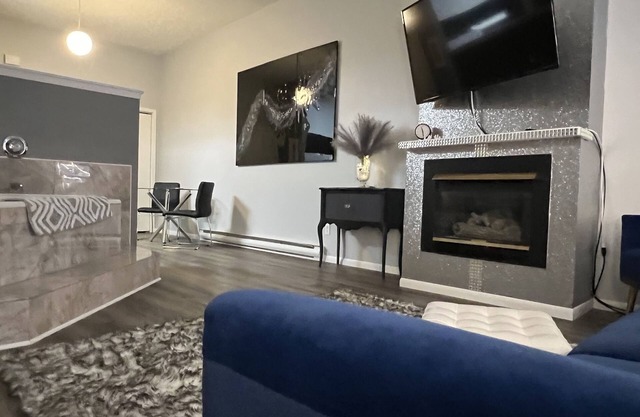 Modern condo with jacuzzi in the heart of downtown.