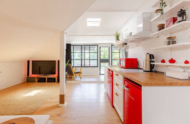 Modern Couples Attic apt w/terrace near coffeeshop