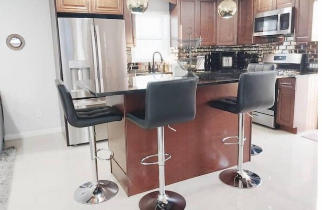 Modern & Cozy Suite with free parking!