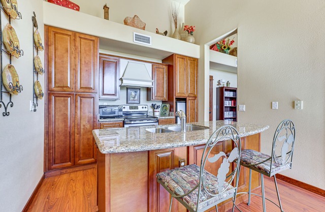 Modern Desert Condo w/Deck & View, Near Hikes