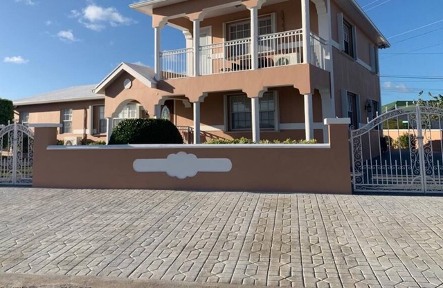 Modern Family Oasis 3 mins from beach!