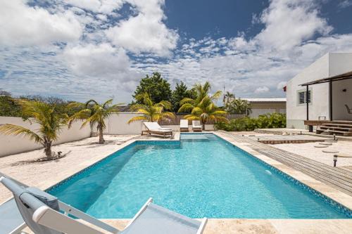Modern family villa with private pool near Mambo Beach & Jan Thiel