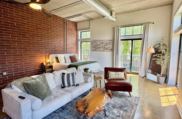Modern Flat in Historic 4th Ward- a few blocks to BOA Stadium!