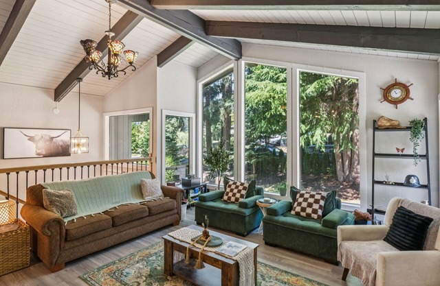 Modern Forest Escape Near Hikes & Lake 6 Bedroom Home