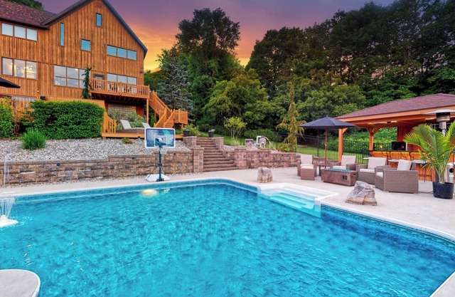 Modern Getaway w/POOL & HOT TUB and AMAZING VIEWS