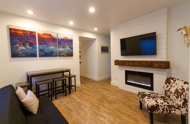 Modern guest suite, central location in SLC valley