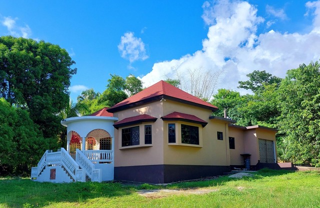 Modern Happy Retreat Villa in Belmont, JA. Next to Peter Tosh Mausoleum.