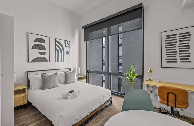 Modern Highrise STU w/Sky Pool, Parking, Gym 10