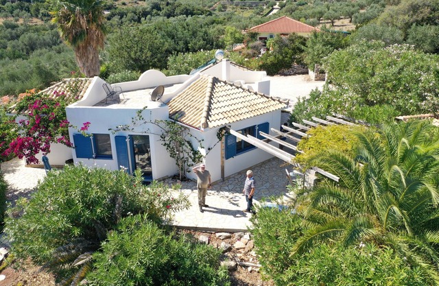 Modern holiday home, very quiet, surrounded by olive groves on a hill
