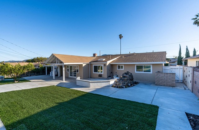 Modern King Beds/Beautiful Large yards/Long Stay/WI-FI/WFH/25 mins to Beach/FWY