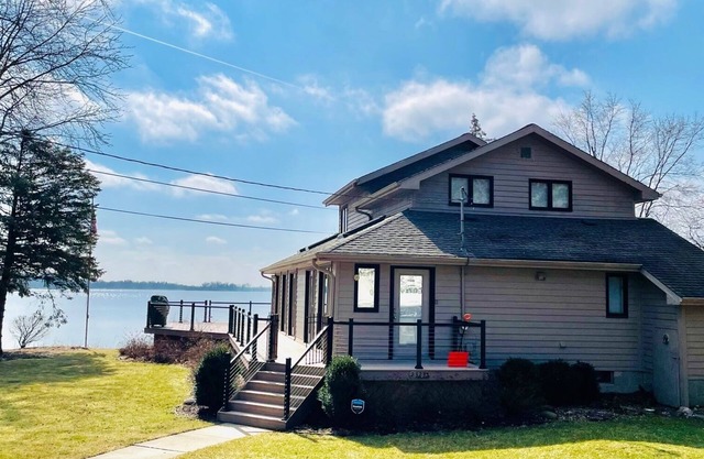 Modern lakefront house, spectacular views and recreation equipment!