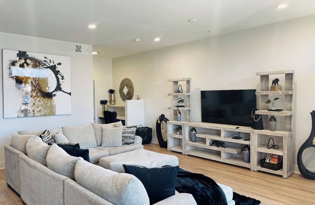Modern & Luxurious Cozy Downtown City View Getaway
