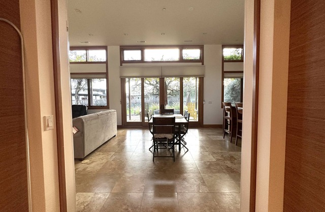 Modern Luxury Home 7-min from Square. Gated. Private Vineyard. 30+ day rental.