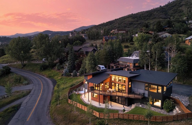 Modern Luxury Home + Hot Tub + Close to skiing + Ski Shuttle – Cazador Lodge