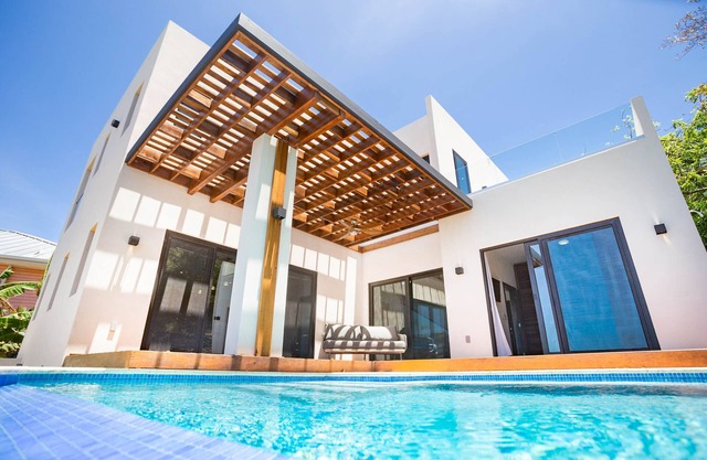 Modern luxury with stunning Views at West Bay Breeze