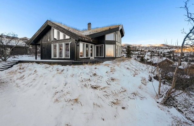 Modern mountain cabin skiing, views and hiking
