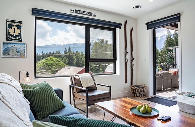 Modern Mountain Retreat – Private Hot Tub, BBQ, Family-Friendly
