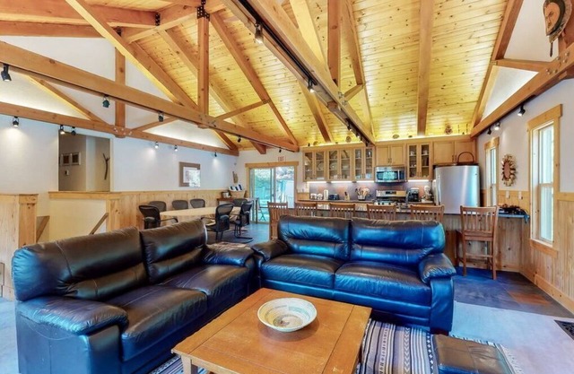 Modern, open, spacious, family-friendly mountain home w/Wi-Fi & private Hot Tub