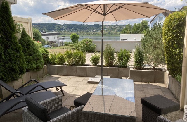 Modern, premium lake view vacation apartment over 2 floors