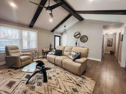 Modern Ranch 3 BDRM, sleeps 6 with HOT TUB