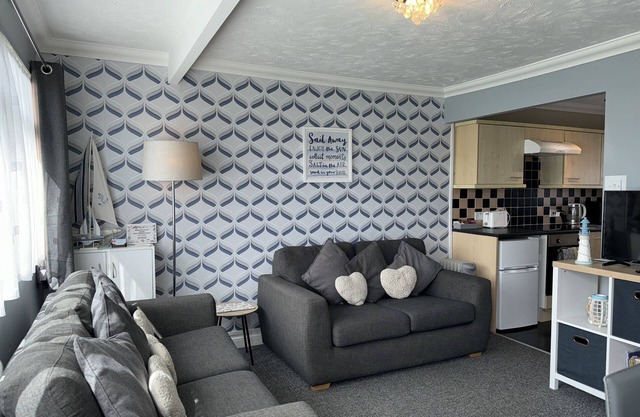 Modern South Facing Chalet , 5 Minutes From the Beach. Sleeps 5