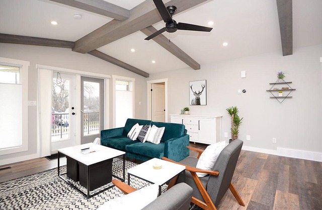 Modern & Spacious 3 Bedroom, Close to the Mountains!