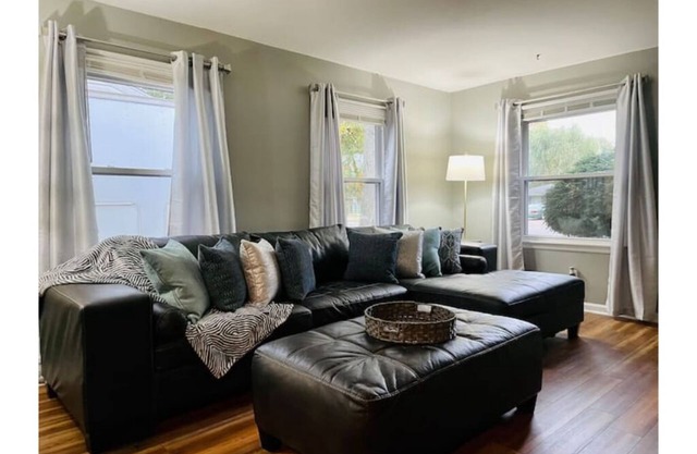 Modern, Spacious, and Clean 2 Bedroom Townhome