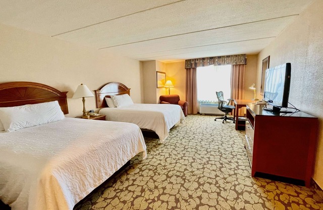 Modern Stay with Free Breakfast and Outdoor Pool Close to Houston Hotspots