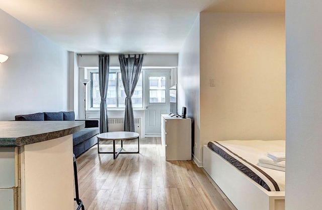 Modern Studio Downtown MTL | DestinationStays #305