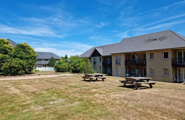 modern studio with pool near Honfleur