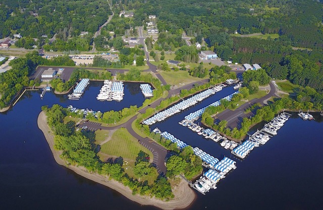 Modern Suite in Downtown Afton, 5min to skiing, hiking, riverboating & more!