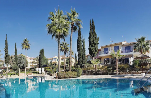 Modern Top Floor Apartment with Sea - Regina Gardens