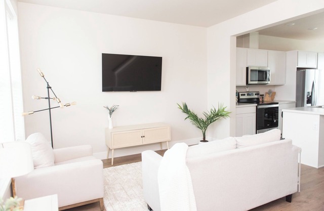 Modern townhome minutes from Billings' best shopping, family friendly community!
