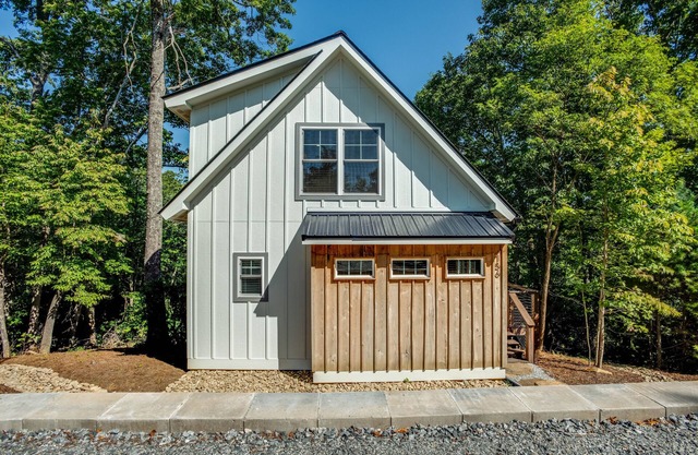 Modern Treetop Cottage with Covered Deck – Near Historic Hendersonville