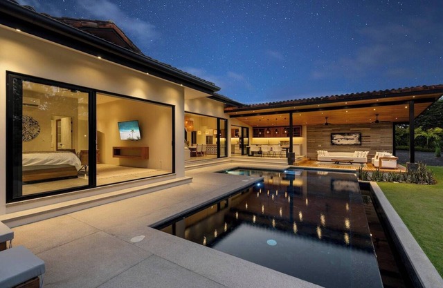 Modern Tropical House I Beach club membership I Golf course view I Daily housekeeping