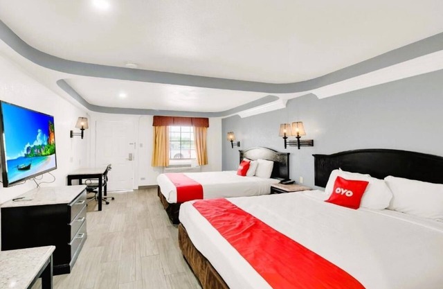 Modern Unit Near SUBWAY – Pet Friendly, Outdoor Pool & Free On‑site Parking