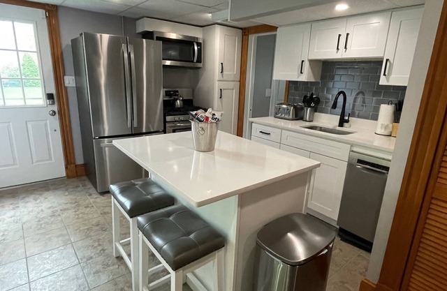 Modern Updated Apartment/Private Parking, Yard, Grill, Firepit - Resort Living!
