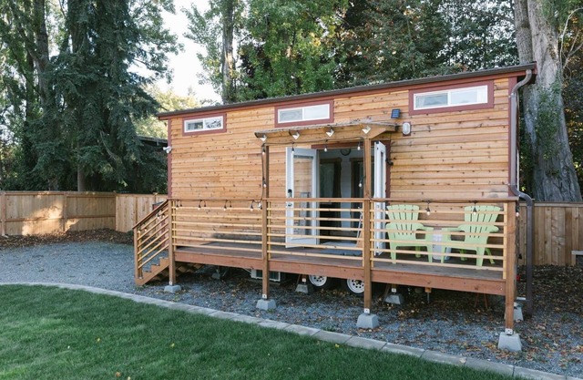Modern Urban Tiny House w/2BR near Airport and Transportation-Private Setting