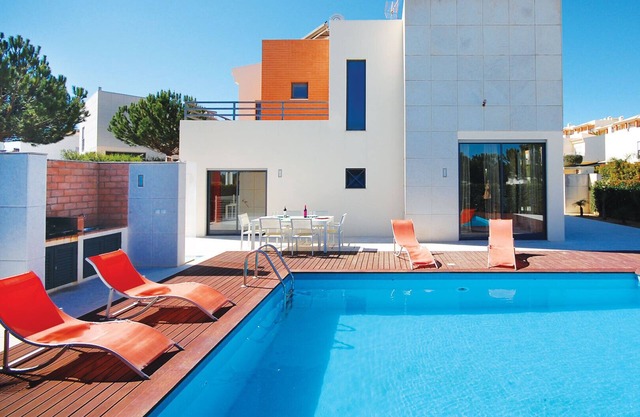 Modern villa central Albufeira w/ private heatable pool, BBQ, AC, WiFi