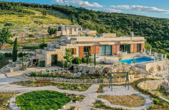 Modern Villa Dol Hills Estate