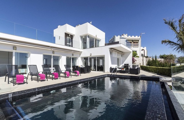 Modern villa with heated privat pool and jacuzzi
